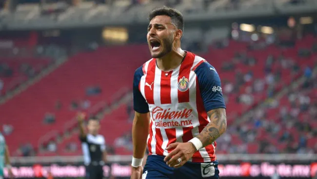 Alexis Vega en un partido con Chivas 