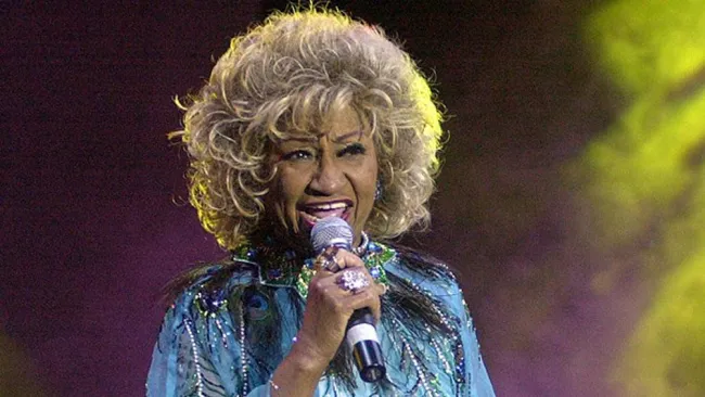 Celia Cruz durante un concierto 