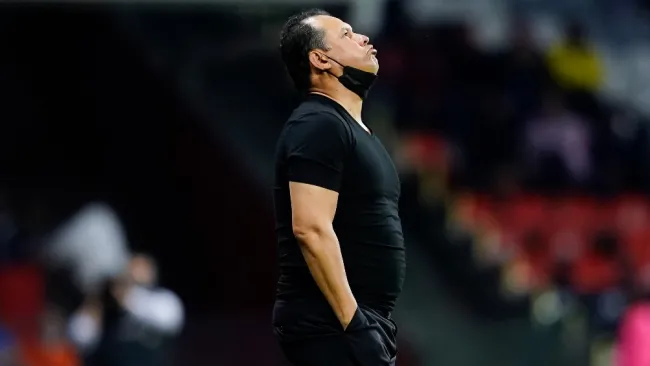 Juan Reynoso durante la derrota del Cruz Azul ante Rayados