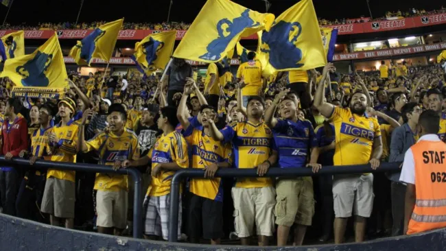 Aficionados de Tigres en el Estadio Universitario