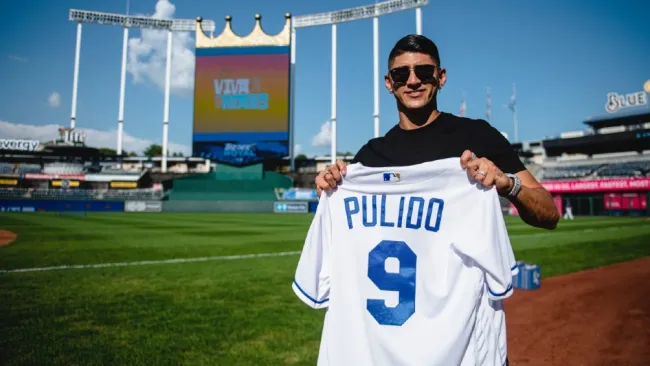 Alan Pulido visitó a Kansas City Royals
