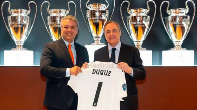 Duque y Florentino Pérez posan para la postal