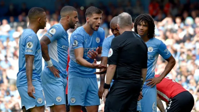 Jugadores del Manchester City discutiendo con el árbitro