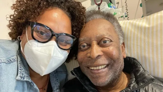 Video: Pelé lució sonriente durante sesión de fisioterapia en hospital