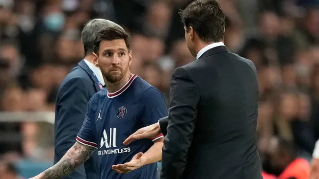Messi viendo a Pochettino tras salir de cambio