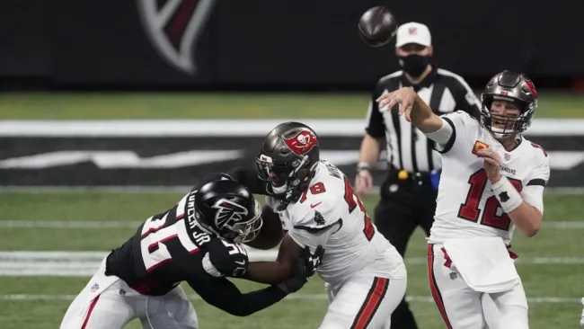 Tom Brady y los Bucs: Por décima victoria consecutiva ante unos Falcons en reconstrucción