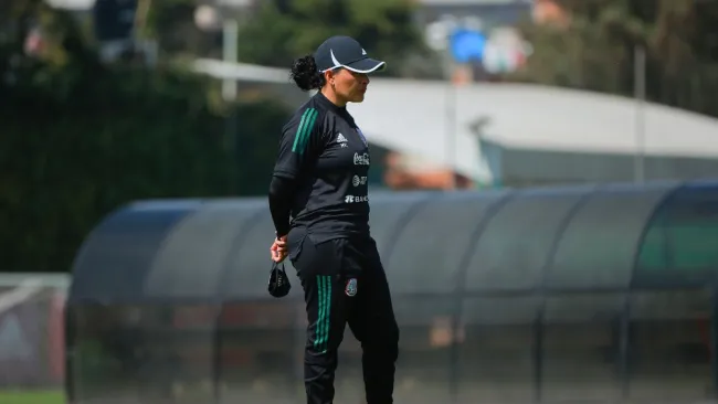 Mónica Vergara durante un entrenamiento con el Tri Femenil
