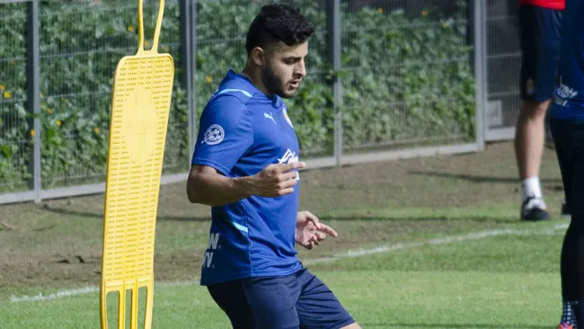 Alexis Vega en la práctica de Chivas 