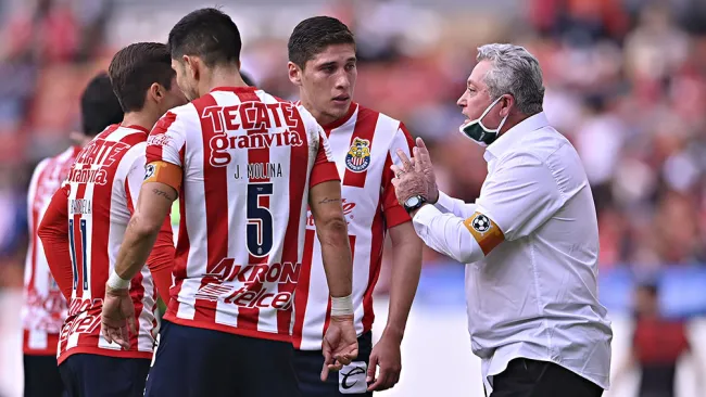 Víctor Manuel Vucetich da instrucciones a jugadores de Chivas 