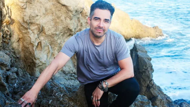 Omar Chaparro durante una sesión de fotos 