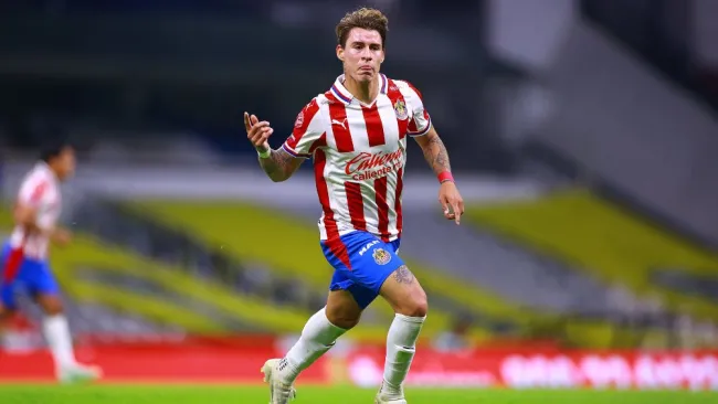 Chicote Calderón en festejo con Chivas ante América