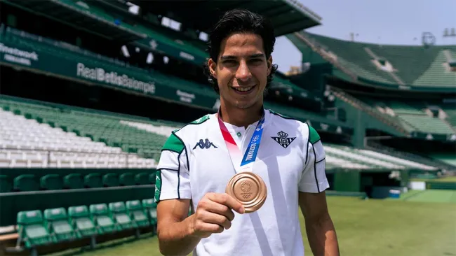 Diego Lainez presume su medalla tras el regreso a Betis