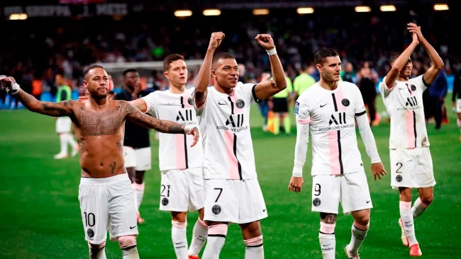 Jugadores del PSG celebran victoria vs Metz