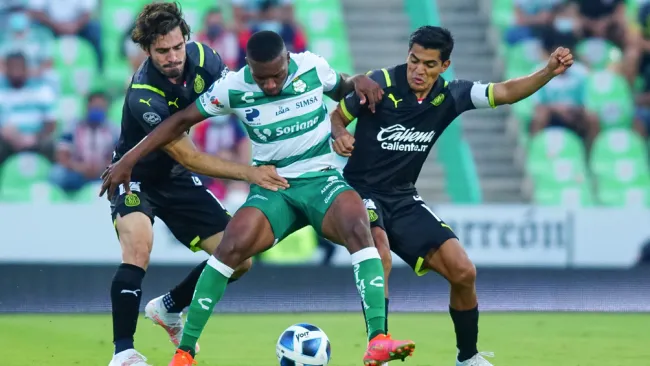 La defensa de Chivas se cierra en el ataque de su rival