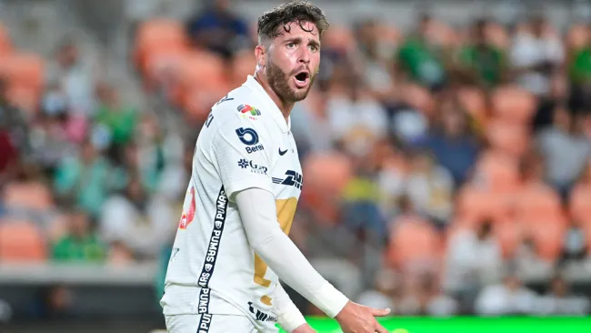 Arturo Ortiz, en acción con los Pumas