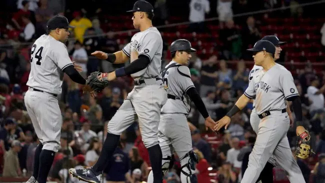 Los jugadores de los Yankees festejando al terminar el partido