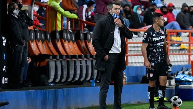 Paulo Pezzolano en acción durante partido de Pachuca