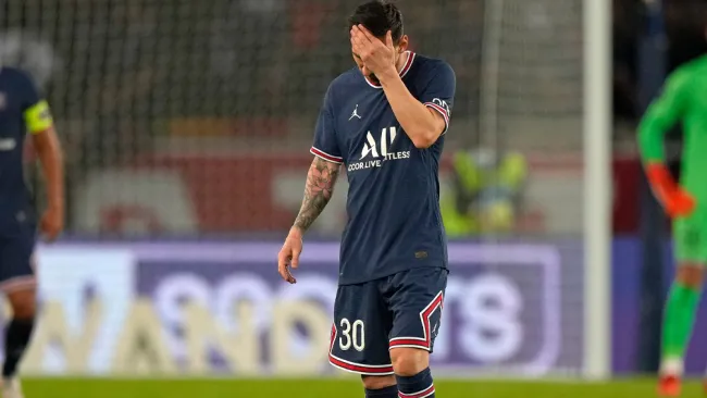 Lionel Messi durante un duelo con el PSG 