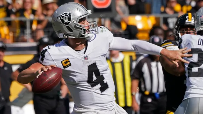 Derek Carr en acción con Raiders