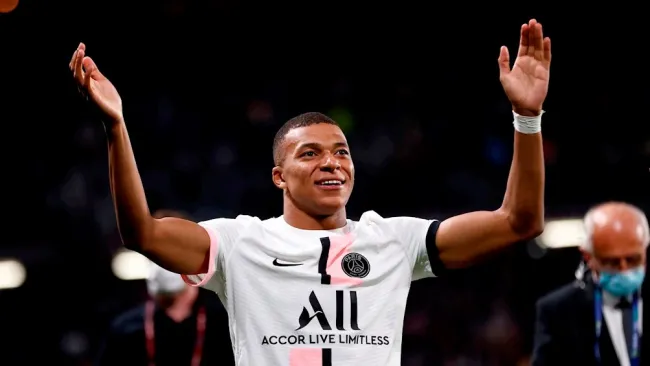 Kylian Mbappé durante un partido con el PSG