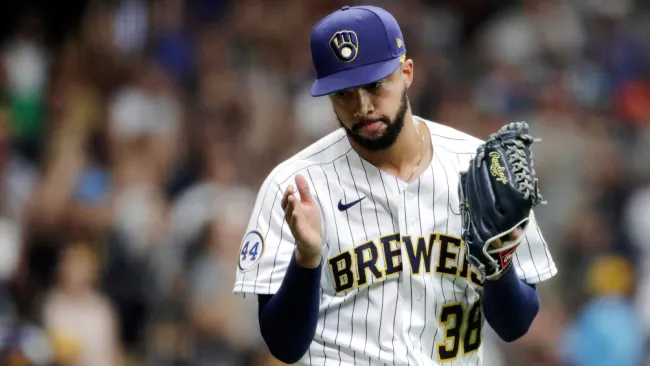 Devin Williams en acción