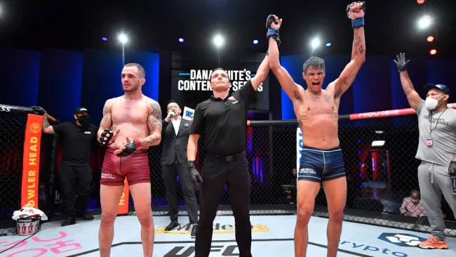 Daniel Zellhuber festejando al finalizar la pelea