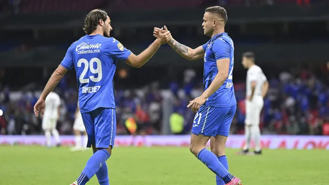 Santi Giménez y el Cabecita Rodríguez en partido de Cruz Azul