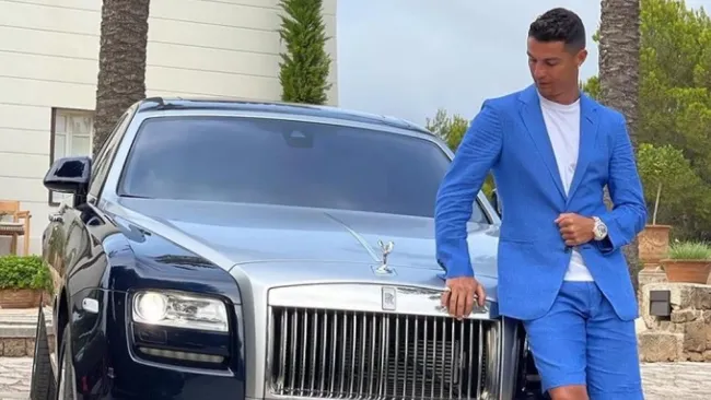 Cristiano Ronaldo posa junto a su auto