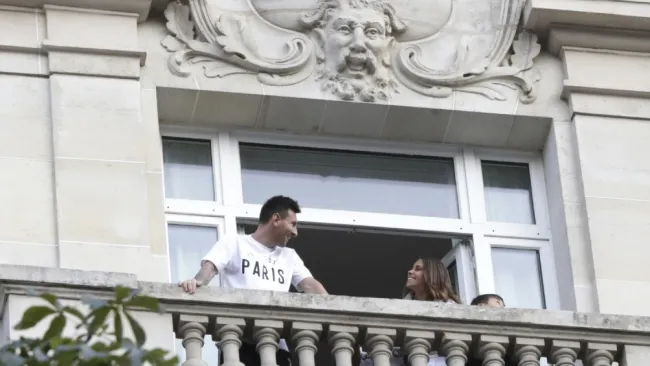 Messi junto a su familia en el Le Royal Monceau, París