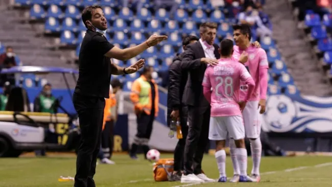 Larcamón en el partido con Puebla 