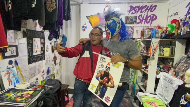 Psycho Clown se toma foto con su seguidor