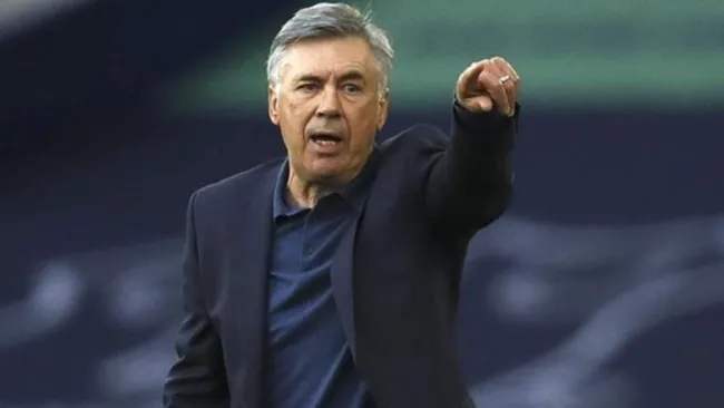 Carlo Ancelotti dirigiendo un partido