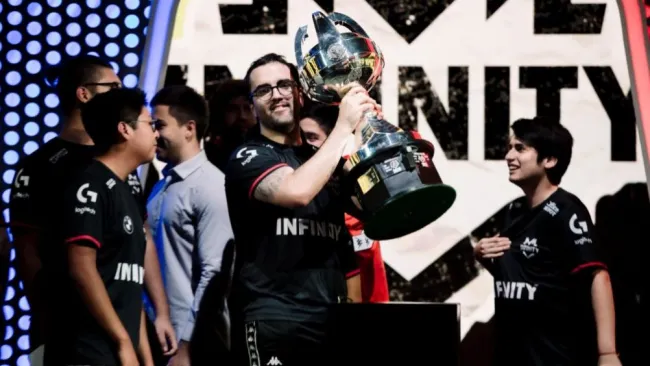 Whitelotus con la copa de la LLA