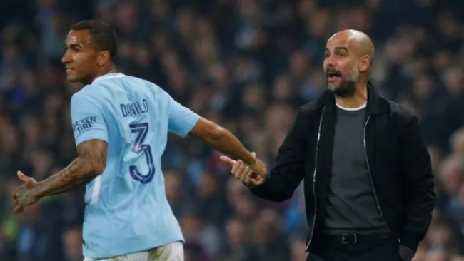 Danilo y Guardiola con Manchester City
