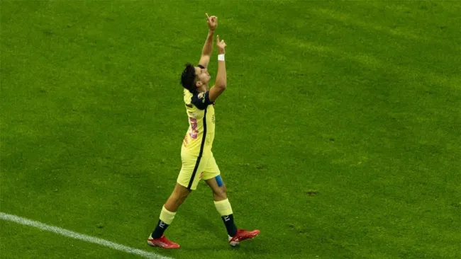 Mauro Lainez en festejo de gol con América