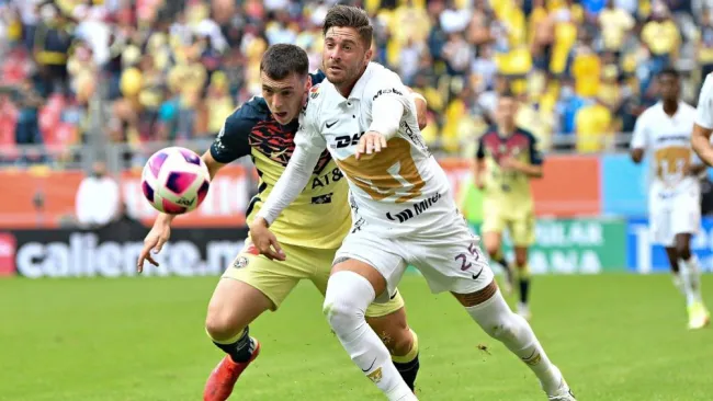 Arturo Ortiz en acción con Pumas ante América