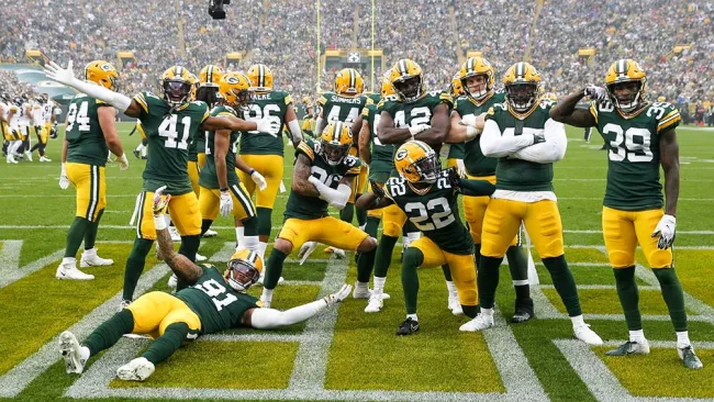 La defensa de Packers festeja un fumble 