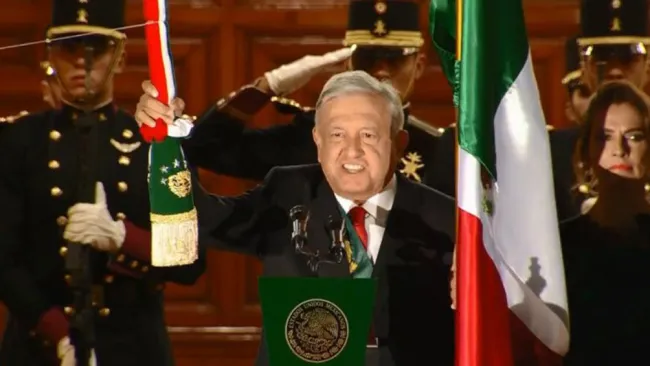 Andrés Manuel López Obrador dando su primer Grito de Independencia