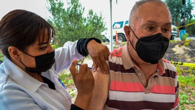 Una persona siendo vacunada en México
