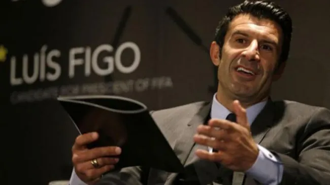 Luis Figo durante una reunión de FIFA 