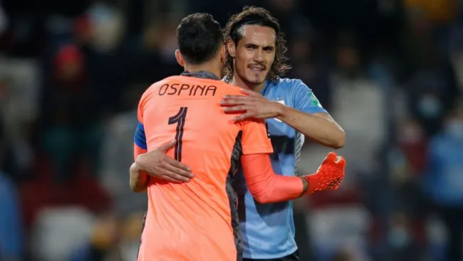 Cavani y Ospina tras el partido entre Uruguay y Colombia