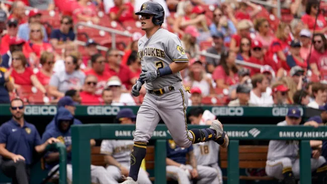 Luis Urías en acción con Brewers