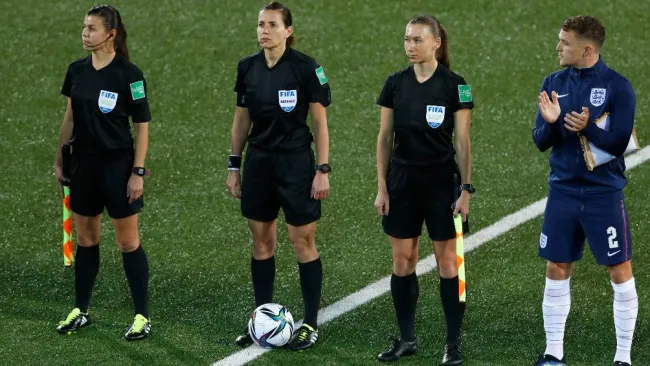Kateryna Monzul junto a sus asistentes antes de iniciar el partido