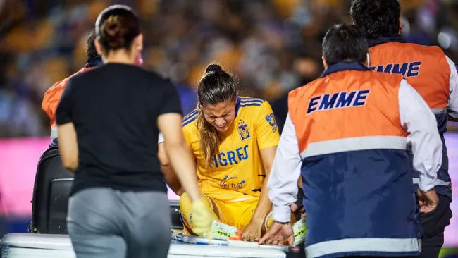 Nayeli Rangel dejó el terreno de juego por conmoción cerebral