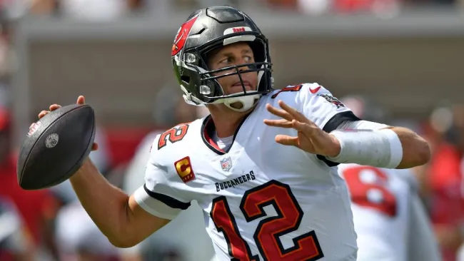 Tom Brady lanzando un pase de anotación