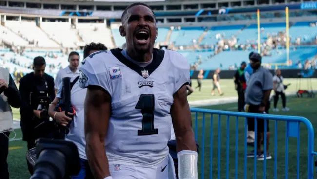 Jalen Hurts celebrando la victoria de Eagles sobre Carolina