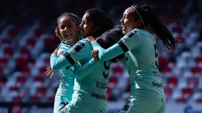 Jugadoras de Toluca festejando un gol a favor