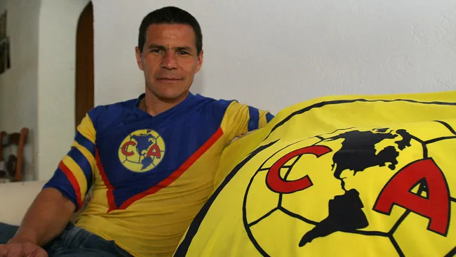 Alfredo Tena en sesión de fotos con RÉCORD 