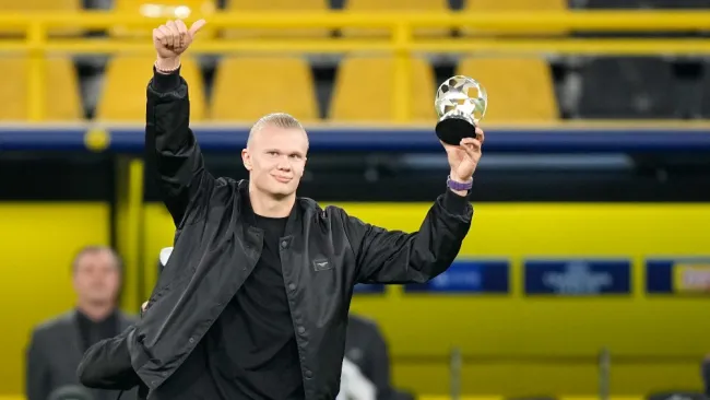 Erling Haaland con un reconocimiento de la Champions League