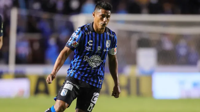 Osvaldo Martínez durante un duelo con Querétaro 